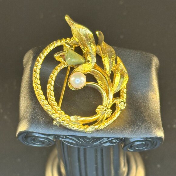 ✨ Vintage Gold-Tone Wreath Brooch with Faux Pearl & Leaf Detail – Classic Elegan - Picture 3 of 3